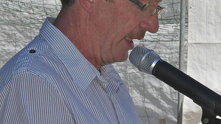 Ortsbeauftragter Karlheinz Glück berichtet von der Ortsgeschichte.