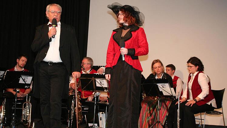 Reinhard Grasse und Jessica Blumör als Moderatoren. Im Hintergrund die Stadtkapelle