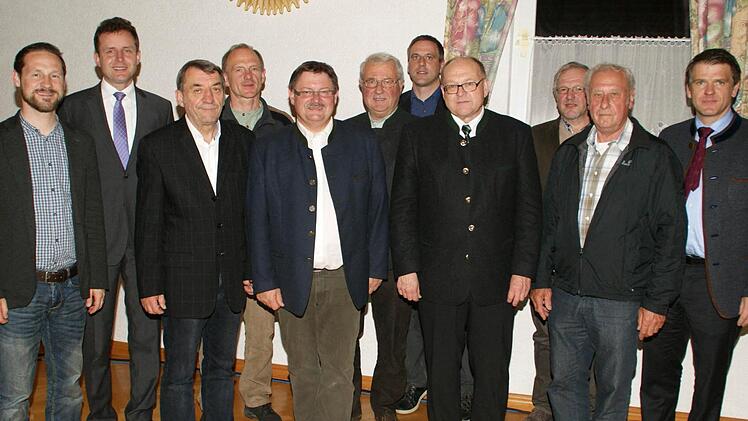 Der Vorstand des Vereins "Unser Steigerwald" mit dem Vorsitzenden Gerhard Eck (Fünfter von links)