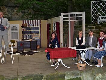 Wurstfabrikant Pfeiffer (Werner Eberhardt, links) glaubt gerade, seine Traumfrau gefunden zu haben. Marita, Fritz, Charley, Lisa und Isabelle (Natascha Eckert, Michael Bähr, Alexander Böhm, Susanne Handke und Diana Canola, von rechts) wissen es besser. Foto: Dieter Hübner