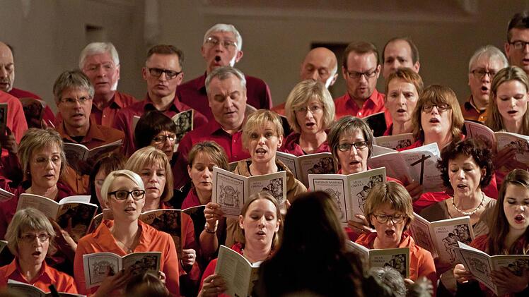 Gemeinsam mit der peruanischen Instrumentalgruppe "Indoamerika Perumanta" führte der Chor "Unerhört" Musik von Ariel Ramirez in der Coburger Heilig-Kreuz-Kirche auf.Foto: Jochen Berger