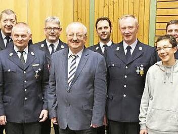 Unser Bild zeigt (v. l.) Erster Bürgermeister Norbert Gräbner, Heinrich Dennewill, Zweiter Vorsitzender Andreas Murmann, Frank Barth, stellvertretender Kommandant Werner Heinisch, Landratstellvertreter Bernd Steger, Erster Kommandant André Kestel, Hans-Heinrich Seidel, David Hümmrich (null Fehler im Kreisleistungsmarsch der Jugendfeuerwehr), KBM Hans Stumpf, KBI und Erster Vorsitzender Hans-Ulrich Müller. Foto: privat