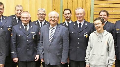 Unser Bild zeigt (v. l.) Erster Bürgermeister Norbert Gräbner, Heinrich Dennewill, Zweiter Vorsitzender Andreas Murmann, Frank Barth, stellvertretender Kommandant Werner Heinisch, Landratstellvertreter Bernd Steger, Erster Kommandant André Kestel, Hans-Heinrich Seidel, David Hümmrich (null Fehler im Kreisleistungsmarsch der Jugendfeuerwehr), KBM Hans Stumpf, KBI und Erster Vorsitzender Hans-Ulrich Müller. Foto: privat