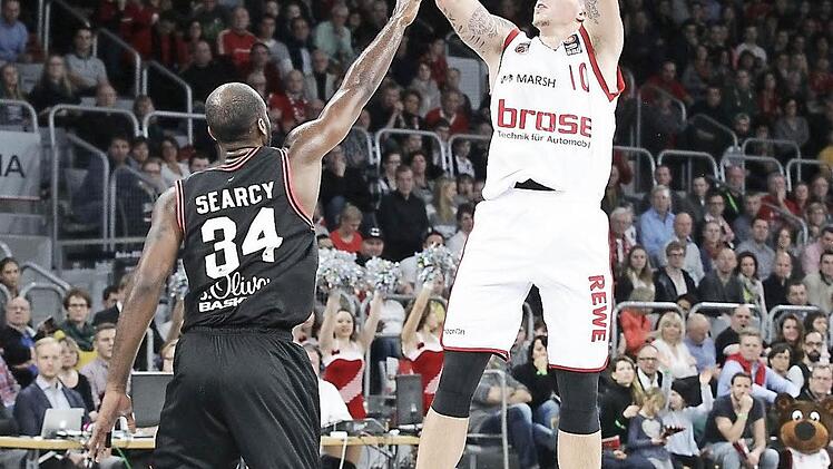 Daniel Theis lässt es nicht nur unter dem Korb krachen, er hat auch ein lockeres Händchen. Hier wirft er aus der Halbdistanz über den Würzburger Devin Searcy hinweg. Foto: sportpress