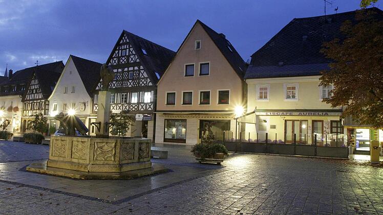Der Besitzer des Eiscafe Aurelia hat um eine Bestuhlung des Bereiches am Marienbrunnen nachgesucht. Foto: Josef Hofbauer