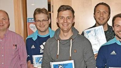Die DJK ehrte langjährige Fußballer. Unser Bild zeigt (von links) den wiedergewählten Vorsitzenden Bernd Riedlmeier mit den Geehrten Oliver Kleber, Michael Bock, Ralf Riedlmeier, Julien Ziegler.  Foto: Ulrike Langer