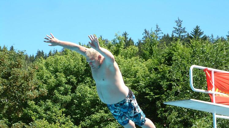 Danny Hollendonner, der Kamikaze-Gewinner, stürzt sich vom 3-Meter-Sprungbrett ins Nass.