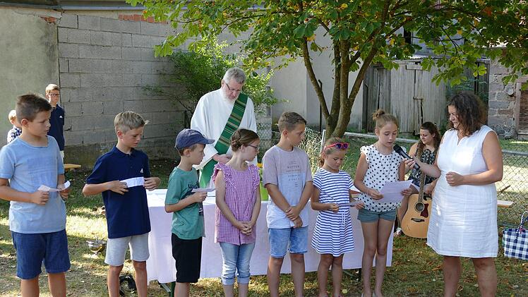 Diakon Ewald Bahn, Kinder und die Pfarrgemeinderatsvorsitzende Simone Kleinhenz  gestalteten den Gottesdienst. Foto: Wolfgang Wehner