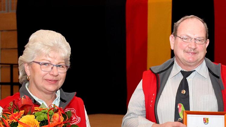 Joachim Sapper und seine Partnerin Heidi Güßregen  bekommen den Ehrenbrief für ihre Erfolge in der Sittich-Zucht.
