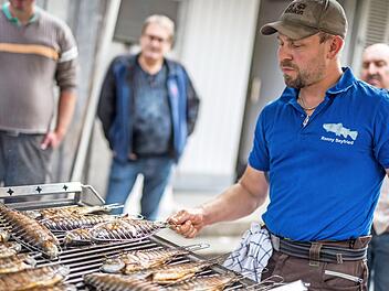 Der Leiter der Lehranstalt f&uuml;r Fischerei, Ronny Seyfried, zeigt den Kursteilnehmern, wie Grillfisch zubereitet wird.  Foto: Frank Wunderatsch