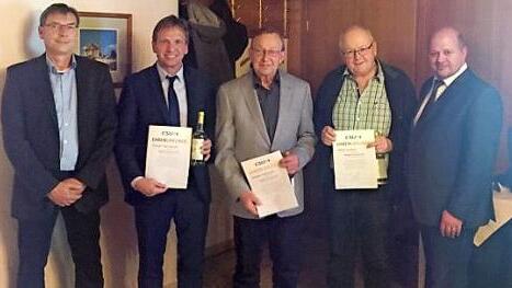 Vorsitzender Stefan Schor und Landtagsabgeordneter Holger Dremel (rechts) ehrten langjährige Parteimitglieder.  Foto: privat