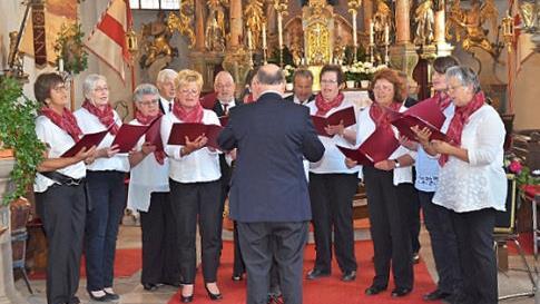 Der gemischte Chor "Liederkranz" Gundelsdorf unter Leitung von Herbert Clerico.  Foto: K.- H. Hofmann