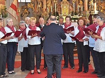 Der gemischte Chor "Liederkranz" Gundelsdorf unter Leitung von Herbert Clerico.  Foto: K.- H. Hofmann