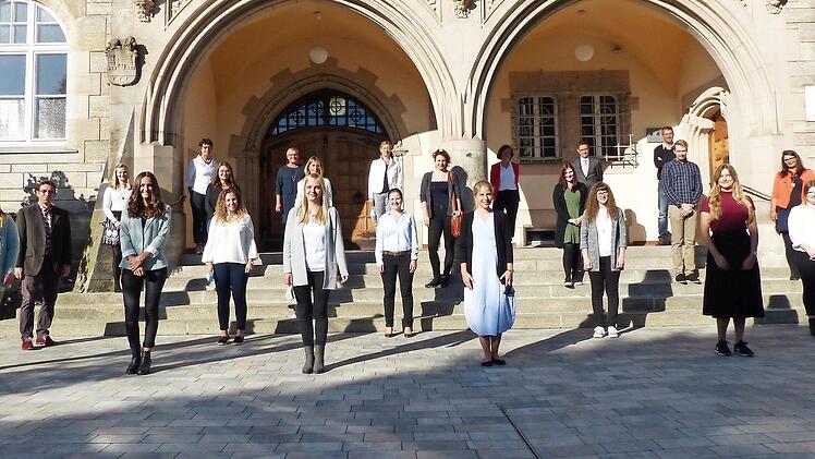 Die Lehramtsanwärter für den Landkreis Forchheim. Gestern wurden sie vereidigt, heute beginnt ihr Dienst an den Schulen des Landkreises. Foto: Pauline Lindner