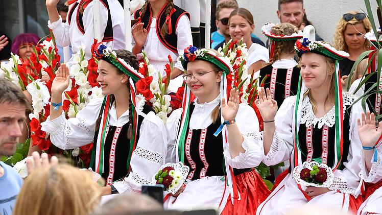 Ungarische Mädchen gehören zum Wagen von Fürst  Rákóczi.