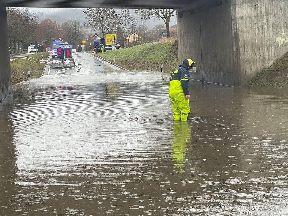 Gebrochener Bahndamm: Wasser überflutet Bundesstraße