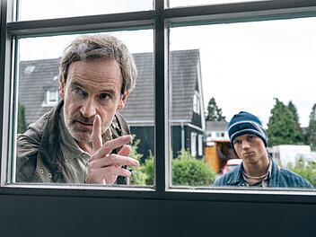 Kommissar Peter Faber (Jörg Hartmann, links) muss im "Tatort: Feuer" den Fall einer misshandelten Frau aufklären, die bei einem Hausbrand ums Leben gekommen ist. Ihr Sohn Finn Gebken (Caspar Hoffman) wird vom Dortmunder Ermittler dazu verpflichtet, ihm zu helfen.