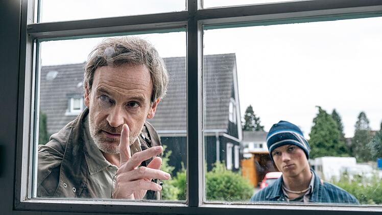 Kommissar Peter Faber (Jörg Hartmann, links) muss im "Tatort: Feuer" den Fall einer misshandelten Frau aufklären, die bei einem Hausbrand ums Leben gekommen ist. Ihr Sohn Finn Gebken (Caspar Hoffman) wird vom Dortmunder Ermittler dazu verpflichtet, ihm zu helfen.
