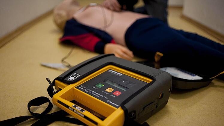 Ein Defibrillator - richtig und vor allem frühzeitig eingesetzt - kann Leben retten. Symbolbild: dpa