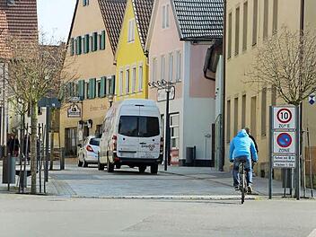 Durch die Bahnhofstraße sollen weiterhin Fahrzeuge fahren können, geht es nach dem in der Bürgerversammlung geäußerten Willen der Staffelsteiner. Fotos: Tobias Kindermann