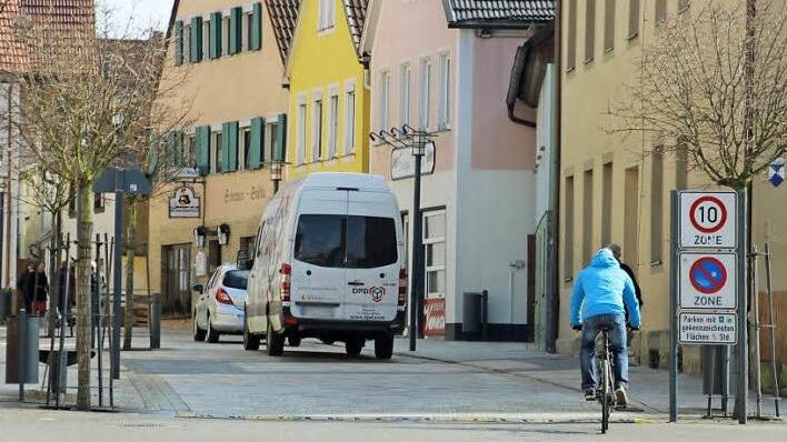 Durch die Bahnhofstraße sollen weiterhin Fahrzeuge fahren können, geht es nach dem in der Bürgerversammlung geäußerten Willen der Staffelsteiner. Fotos: Tobias Kindermann