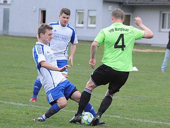 Hart am Mann: Arnshausens Simon Herold (links) rückt dem Burgläurer André Schmitt auf die Pelle, beobachtet von TSV-Spielmacher Johannes Friedrich. Foto: Hopf