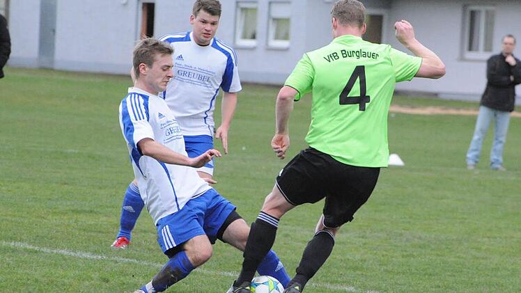 Hart am Mann: Arnshausens Simon Herold (links) rückt dem Burgläurer André Schmitt auf die Pelle, beobachtet von TSV-Spielmacher Johannes Friedrich. Foto: Hopf