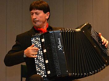 Andres Grandoni (Gesang, Knopfakkordeon) ist mit dem Ensemble "Milonga Sentimental" in Bad Bocklet aufgetreten. Foto: Björn Hein