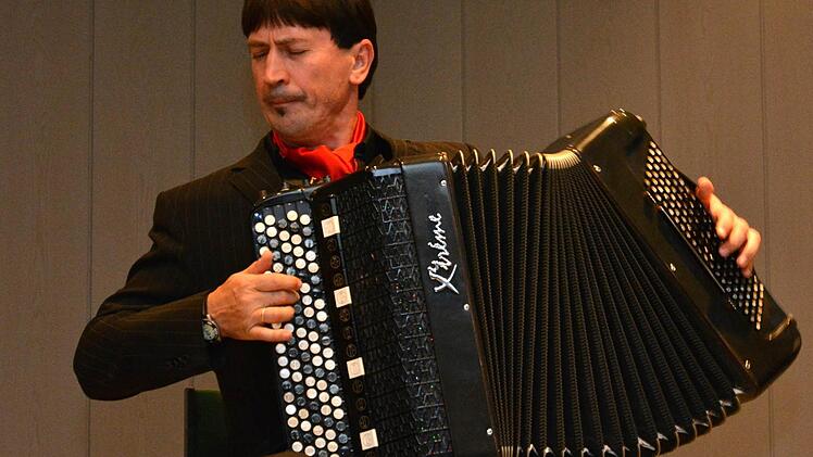 Andres Grandoni (Gesang, Knopfakkordeon) ist mit dem Ensemble "Milonga Sentimental" in Bad Bocklet aufgetreten. Foto: Björn Hein