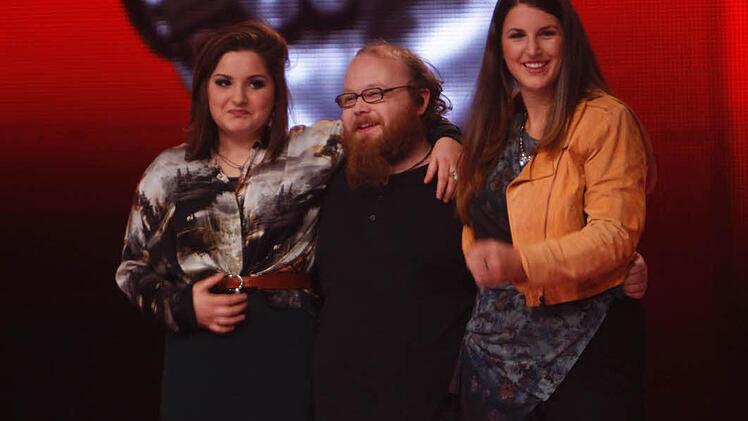 Andreas - umrahmt von seinen beiden Konkurentinnen in der ersten Live-Show Violeta Kokollari (links) und Katharina Schoofs. Foto: SAT.1/ProSieben/Richard Huebner