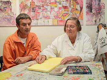 Martin Ludwig gibt sein Können als Maler gerne an seine Schüler weiter. Erika Haupt nimmt schon seit vielen Jahren an den Malreisen teil und kommt jede Woche einmal zur Malstunde in die Kulmbacher Galerie. Foto: Dagmar Besand