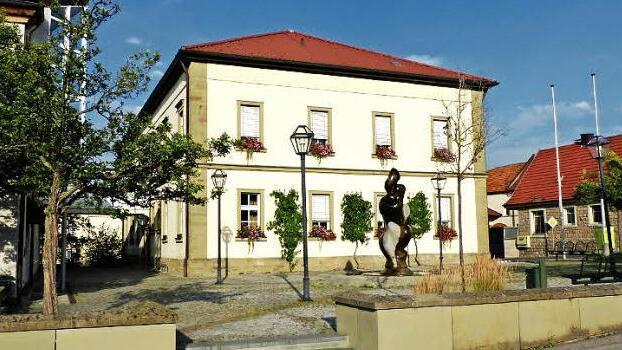 Das Knetzgauer Rathaus - von dort kam die schnellste Antwort im Kreis Haßberge. Nicht umsonst wurde Knetzgau vor einiger Zeit als die familienfreundlichste Gemeinde im Kreis ausgezeichnet.  Foto: Klaus Schmitt