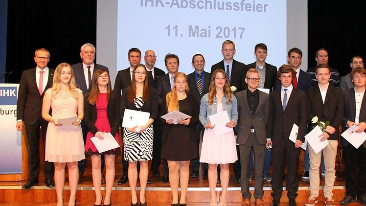 Von 313 Teilnehmern an der Winterprüfung der IHK zu Coburg in den kaufmännischen sowie gewerblichen-technischen Berufen erreichten 17 eine "Eins" vor dem Komma. Die Besten in ihrem Ausbildungsberuf wurden in Anwesenheit zahlreicher Ehrengäste am Donnerstag im Kongresshaus Rosengarten besonders geehrt. Die Festrede hielt MdB Stefan Müller, Parlamentarischer Staatssekretär im Bundesministerium. Foto: Bettina Knauth