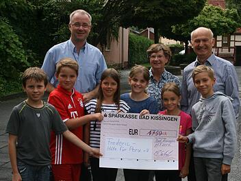 Scheckübergabe durch Rektor Bernd Czelustek (hinten links) und die Klassensprecher der dritten Klassen an Francoise und Gerhard Wielgoss. Foto: Dieter Six