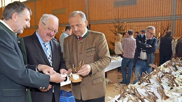 Erstmals er&ouml;ffnete der weitere Stellvertreter des Landrats, Bernd Steger (2.&nbsp;v.&nbsp;l.) die Hegeschau. Viel zu erkl&auml;ren gab es vom 1. Vorsitzenden Bernhard Schmitt (r.) und 2. Vorsitzenden Eckhard Joe Schneider in der gut besuchten Hegeschau. Foto: : K.- H. Hofmann