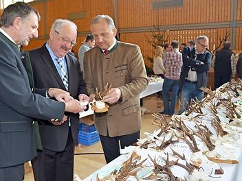 Erstmals eröffnete der weitere Stellvertreter des Landrats, Bernd Steger (2. v. l.) die Hegeschau. Viel zu erklären gab es vom 1. Vorsitzenden Bernhard Schmitt (r.) und 2. Vorsitzenden Eckhard Joe Schneider in der gut besuchten Hegeschau. Foto: : K.- H. Hofmann