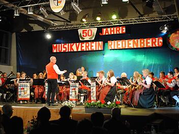 50 Jahre und kein bisschen leise, und das ist gut so. Der Musikverein Riedenberg feierte das Jubiläum bei einem Kommersabend mit ganz viel Musik, 60 Ehrungen und Unterhaltung. Foto: Evelyn Schneider