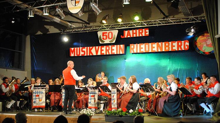 50 Jahre und kein bisschen leise, und das ist gut so. Der Musikverein Riedenberg feierte das Jubiläum bei einem Kommersabend mit ganz viel Musik, 60 Ehrungen und Unterhaltung. Foto: Evelyn Schneider