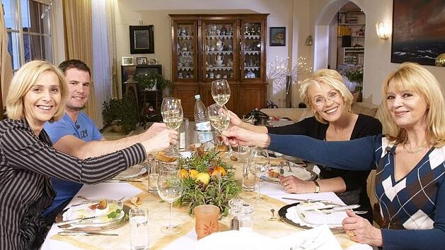Bei "Das perfekte Dinner" bekochen sich in der Regel vier bis f&uuml;nf Teilnehmer abwechselnd.   Foto: TVNOW / Tom Gundelwein/P62