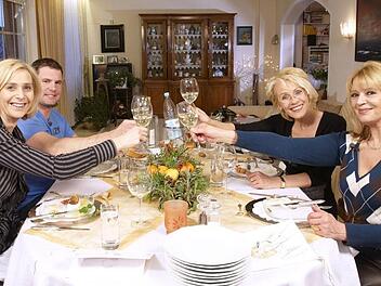 Bei "Das perfekte Dinner" bekochen sich in der Regel vier bis fünf Teilnehmer abwechselnd.   Foto: TVNOW / Tom Gundelwein/P62