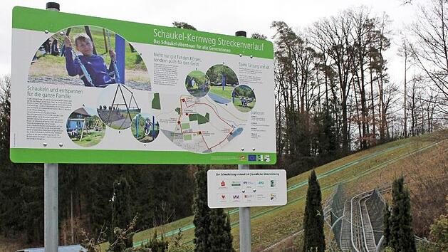 Der Schaukelweg der Gemeinde ist angebunden und l&auml;dt zur Entspannung ein  Fotos: Evi Seeger