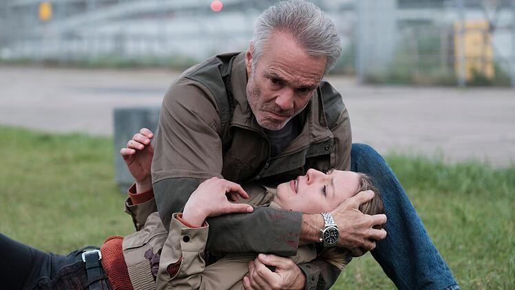 Alex (Hannes Jaenicke) ist tief erschüttert, dass seine junge Kollegin Zoe (Rose-Anne van Elswijk) Opfer des Auftragskillers von Gangsterboss Dewi wurde. Dadurch kommen sie einer großen Sache auf die Spur.