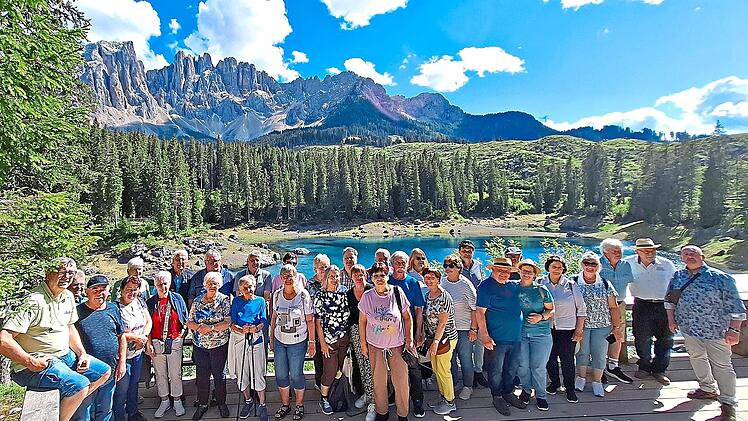 Vor dem bekannten Karersee in den Dolomiten, den seine smaragdgr&uuml;ne Farbe so au&szlig;ergew&ouml;hnlich macht, stellte sich die Reisegruppe dem Fotografen. privat