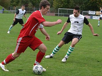 Der Eberner Jonas Heidenreich (links, rotes Trikot) zieht einen Spurt an und lässt den Dörfleinser Daniel Körber stehen.