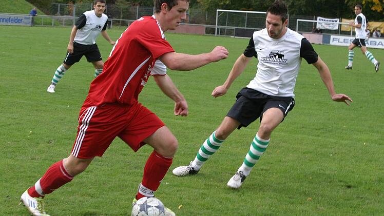 Der Eberner Jonas Heidenreich (links, rotes Trikot) zieht einen Spurt an und lässt den Dörfleinser Daniel Körber stehen.