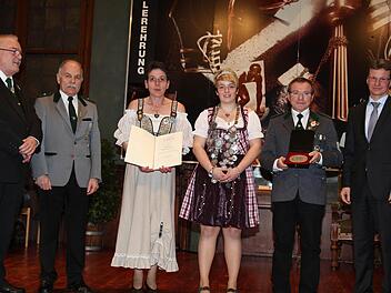Mit der Sportplakette des Bundespräsidenten wurde der Schützenverein 1912 Sand ausgezeichnet. Staatssekretär Bernd Sibler (rechts) überreichte die hohe Auszeichnung an (weiter von links) den langjährigen Sportwart Volkmar Schmitt, Schützenkönigin Rebecca Valtenmeier, Zweite Schützenmeisterin Andrea Linke und Kassier Wolfgang Linke. Es gratulierte Landesschützenmeister Wolfgang Kink (links). Foto: ab