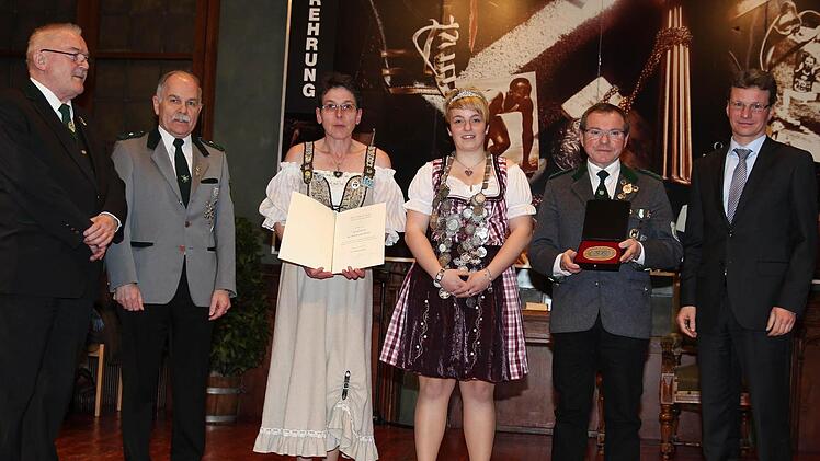 Mit der Sportplakette des Bundespräsidenten wurde der Schützenverein 1912 Sand ausgezeichnet. Staatssekretär Bernd Sibler (rechts) überreichte die hohe Auszeichnung an (weiter von links) den langjährigen Sportwart Volkmar Schmitt, Schützenkönigin Rebecca Valtenmeier, Zweite Schützenmeisterin Andrea Linke und Kassier Wolfgang Linke. Es gratulierte Landesschützenmeister Wolfgang Kink (links). Foto: ab
