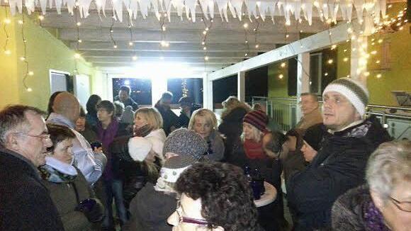 Viele Eltingshäuser genießen es, wenn wieder ein Adventsfenster geöffnet wird. Sie stehen danach noch ein wenig zusammen.