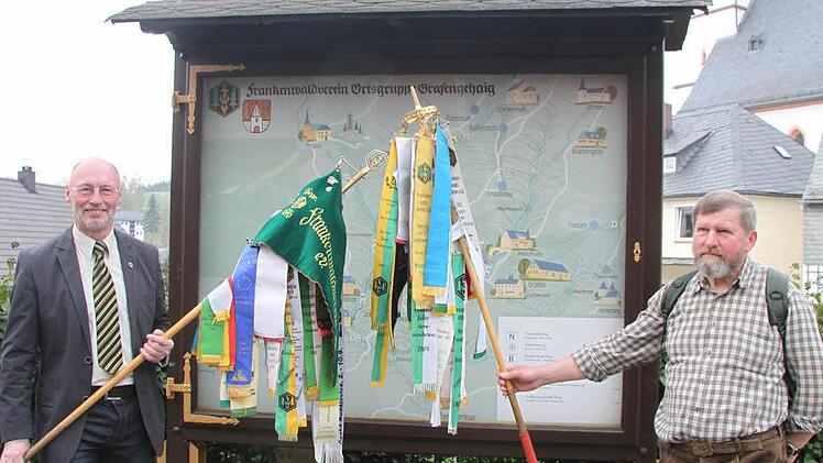 Wimpelvergleich: Hauptwanderwart Karl Schoger hat den Wimpel bereits in Empfang genommen, Rudi Muschick trägt die kleinen Wimpel noch bis zur Frankenwaldhalle