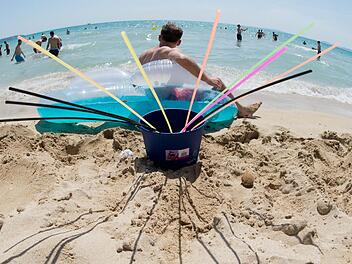 Damit soll bald Schluss sein: Eine neue Verordnung verbietet das Saufen aus Eimern am Strand von Arenal auf Mallorca.  Foto: Julian Stratenschulte, dpa
